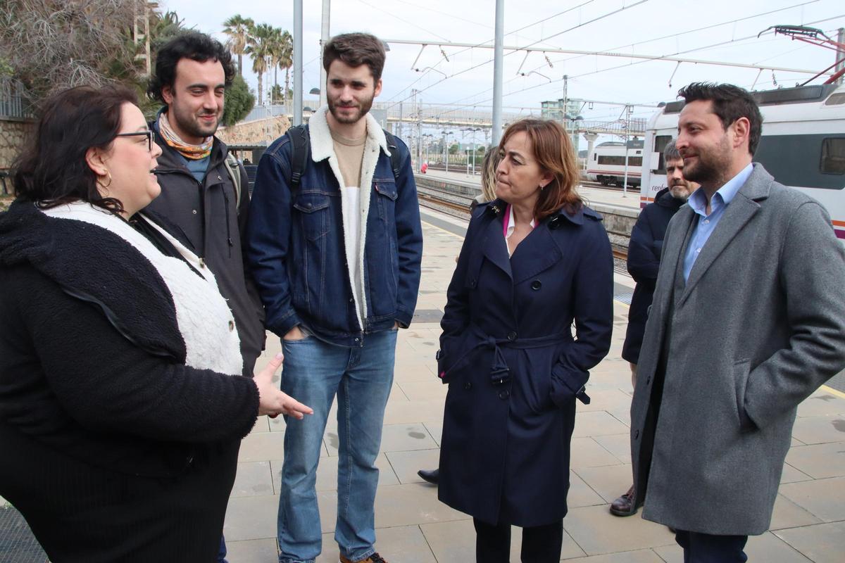Paneque y el alcalde de Tarragona, Rubén Viñuales (derecha), con representantes de la plataforma Dignitat a Vies.