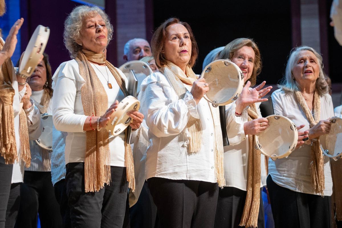 Baile y muchos villancicos para los mayores.