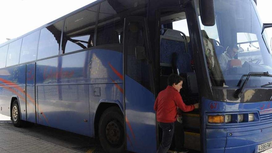 El 85% de los usuarios de transporte público de A Estrada viajan a Santiago. // Bernabé / Javier Lalín