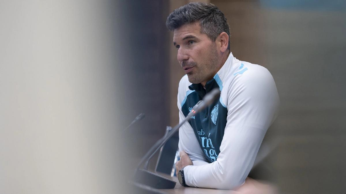 Funes comparece en la sala de prensa de La Rosaleda.