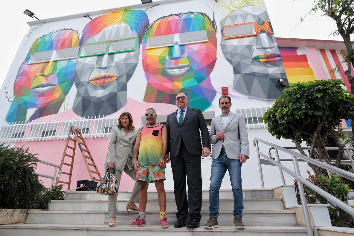 El consejero de Turismo, Cultura y Deporte, Arturo Bernal, ha visitado este jueves las obras de remodelación lideradas por el artista plástico, donde predominan sus características formas geométricas y el colorido,