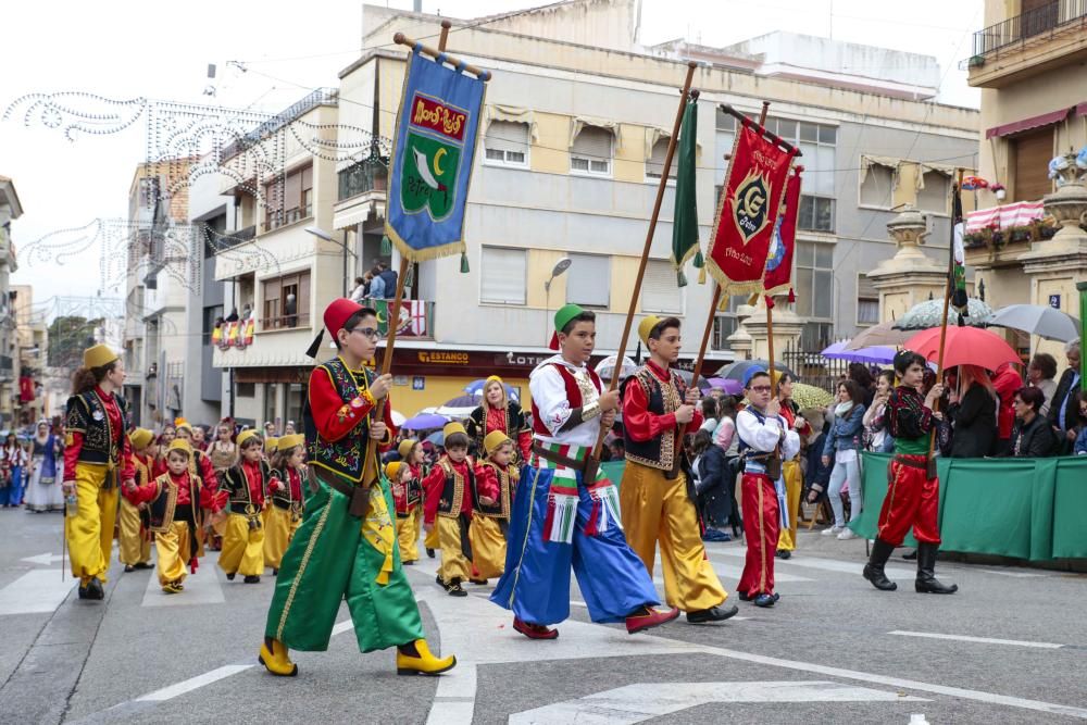 Los niños de todas las comparsas consiguen lucirse durante el Desfile Infantil a pesar del tiempo