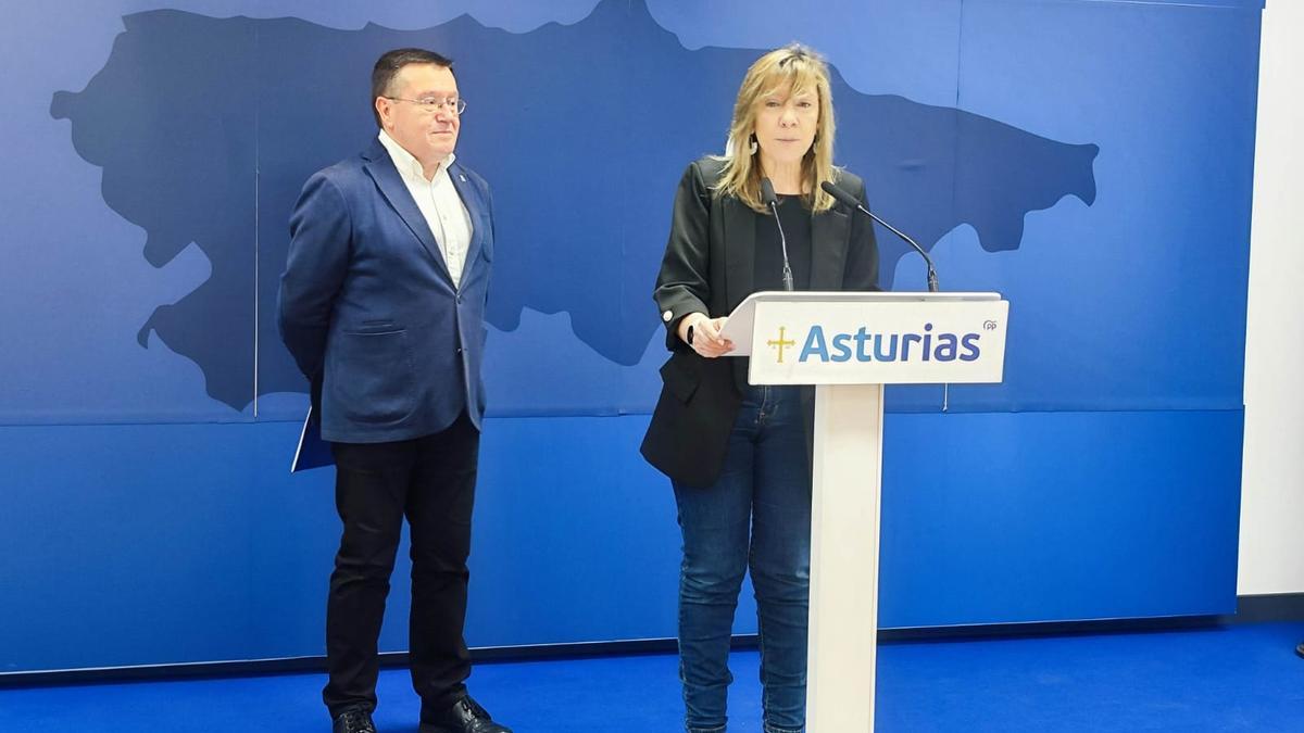 Rafael Alonso y Esther Llamazares durante la rueda de prensa.