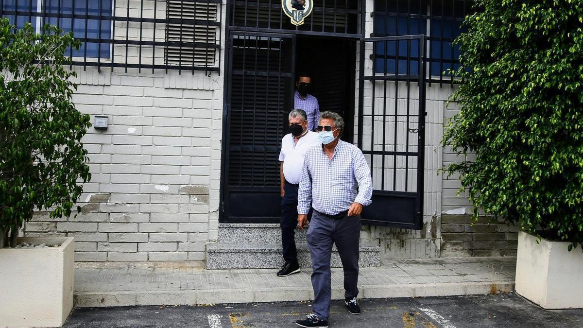 Enrique Ortiz, saliendo de las oficinas