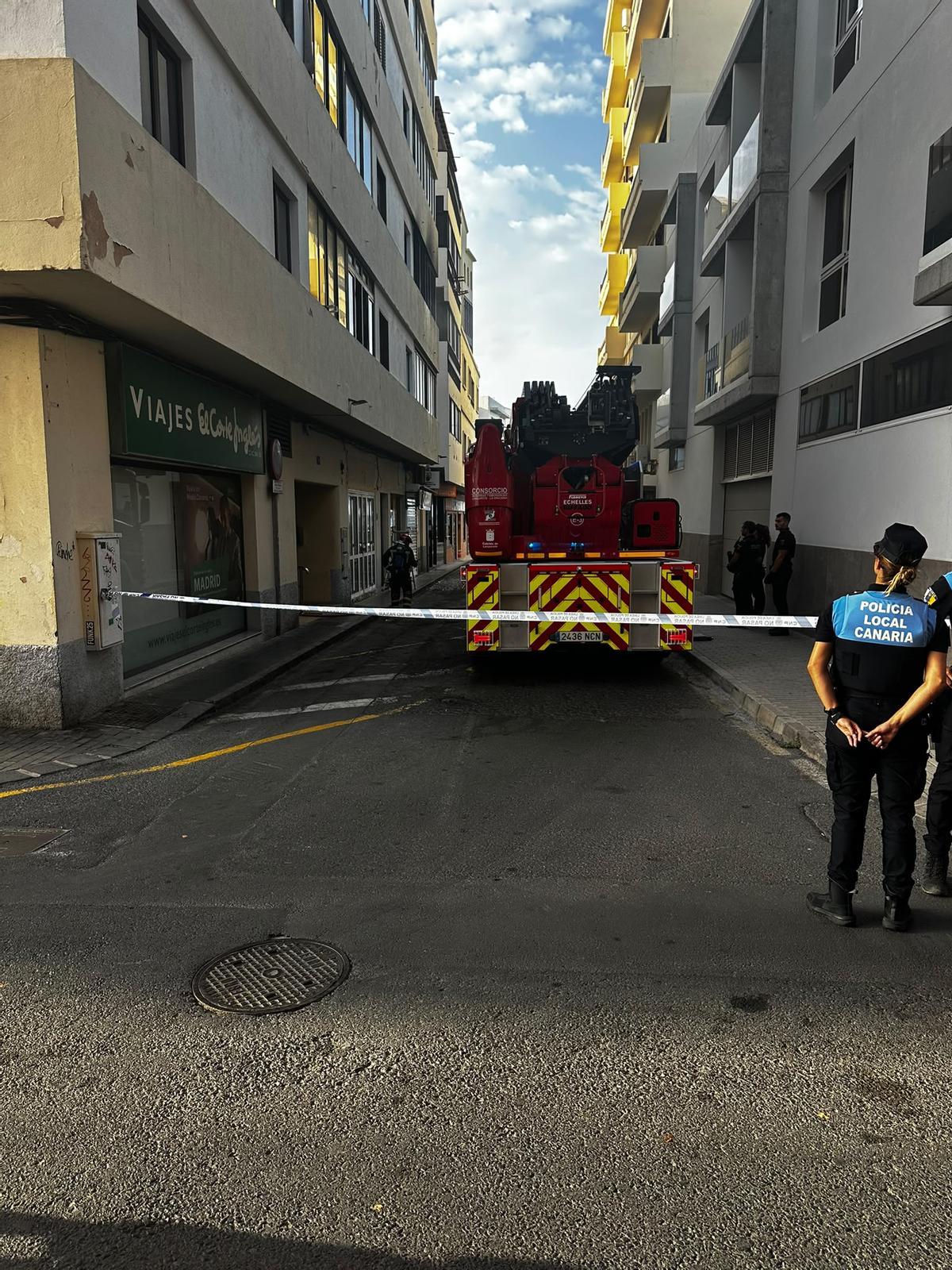 Policías locales de Arrecife, este miércoles, en el servicio por el incendio de una vivienda en un edificio de cinco plantas en la calle Doctor Ruperto González Negrín