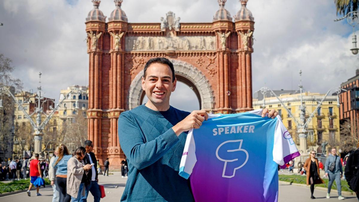 Alberto Montenegro, 'speaker' del Maratón de Barcelona, en Arc de Triomf.