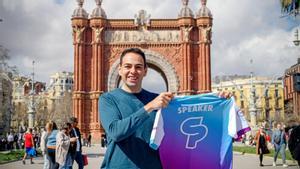 Alberto Montenegro, speaker del Maratón de Barcelona, en Arc de Triomf.