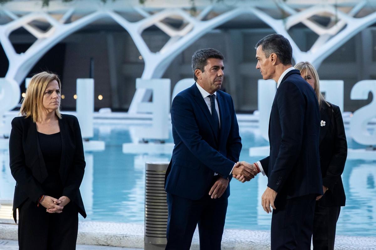 Saludo entre Sánchez y Mazón a su llegada al funeral de Estado