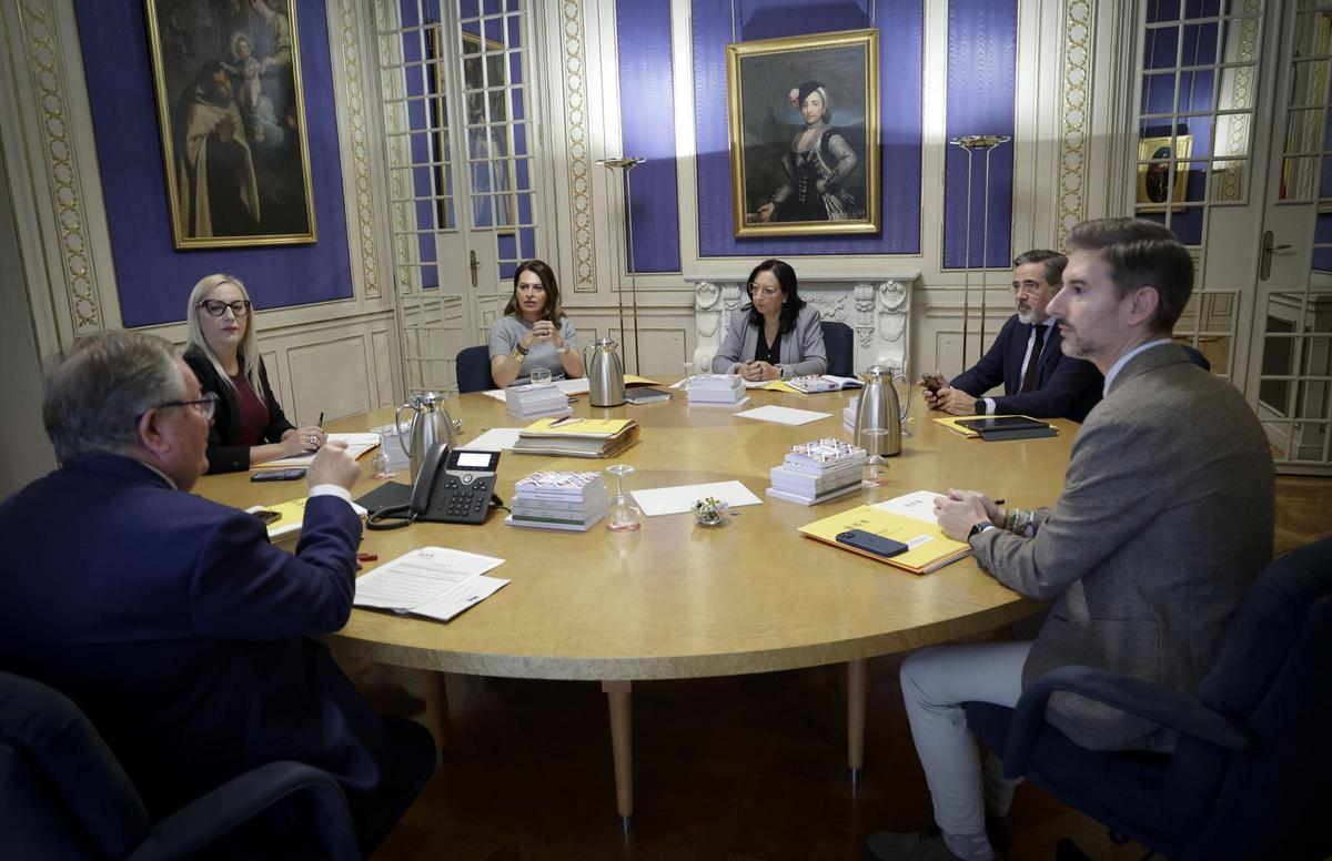 Los miembros de la Mesa de las Corts se reúnen este martes en las Corts.