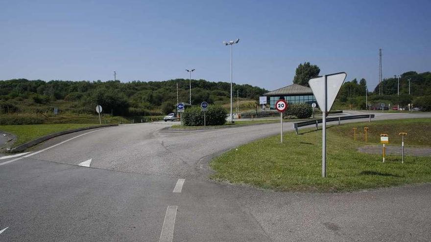 Entrada a las instalaciones de Du Pont, cortada ayer por el escape.