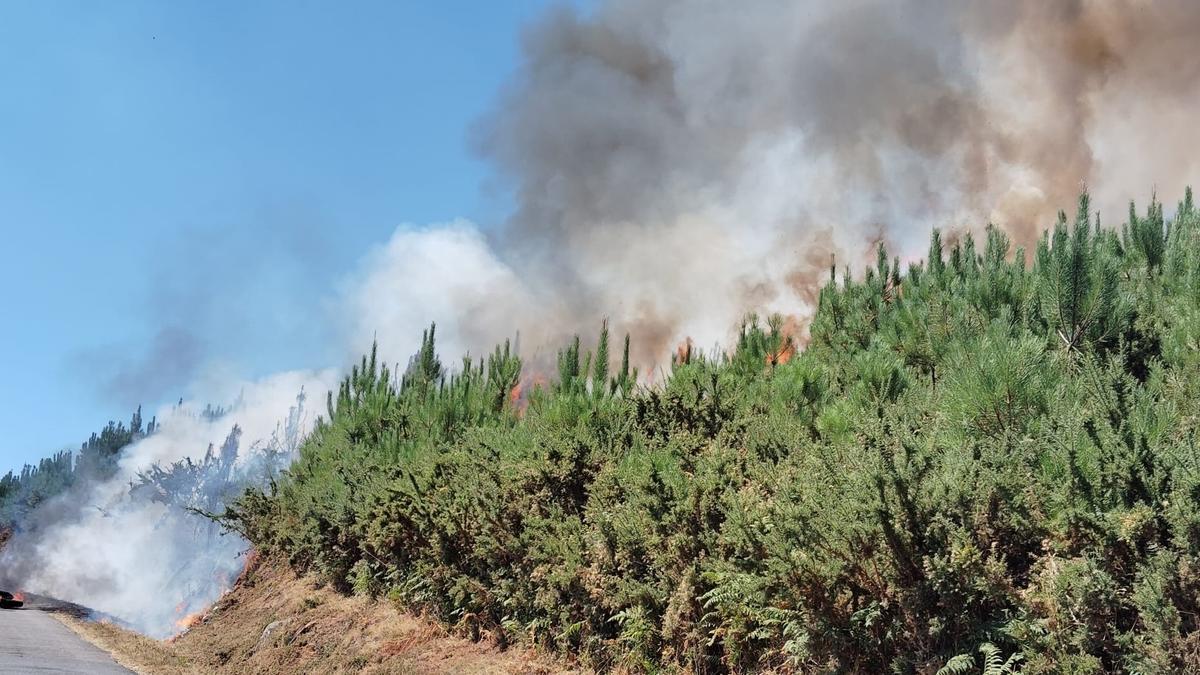 El incendio se originó tras la explosión de una moto, al fondo de la imagen.