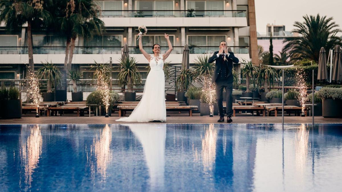 Unos novios celebran su enlace en Ibiza Gran Hotel. | SASKIA BAUER PHOTOGRAPHY