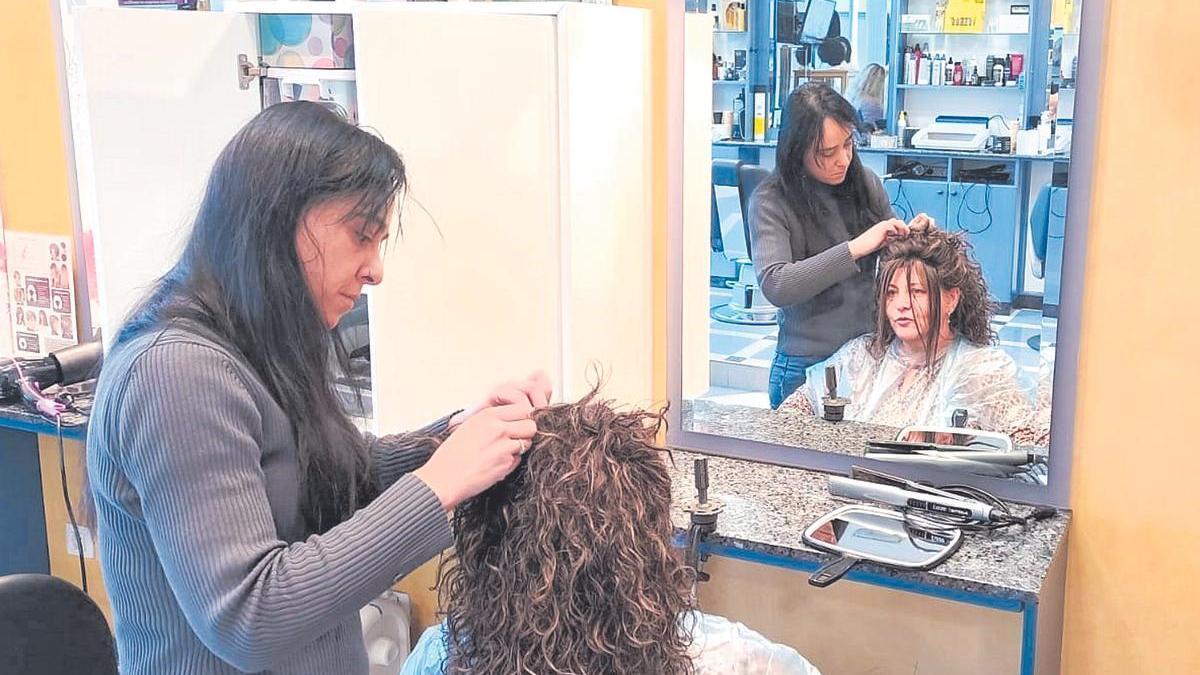Alma Pacín coloca una peluca oncológica a Julia Sindín.