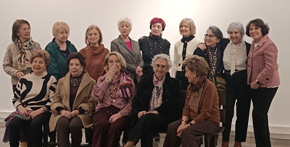 Por la izquierda, sentadas, Charo Garpe, Ángeles Palomeque, Trinidad Formoso, Raquel Miranda y Ascensión Fuentes; de pie, Marina Ladero, Daniela Zanzoni, Puri Trabanco, Lidia Rodríguez, Beatriz Gutiérrez, Pilar del Val, Dolores Trabanco, Encarnación Domingo y Cristina Ortiz. | LNE