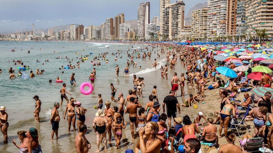 La ocupación baja 2 puntos en Benidorm y Hosbec lo achaca al alojamiento irregular