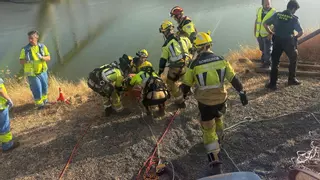 Los bomberos rescatan a un conductor que se ha precipitado por una pendiente en Garrovillas