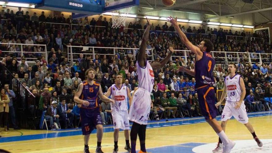 Víctor Pérez trata de encestar ante el Palencia en un abarrotado Pumarín.