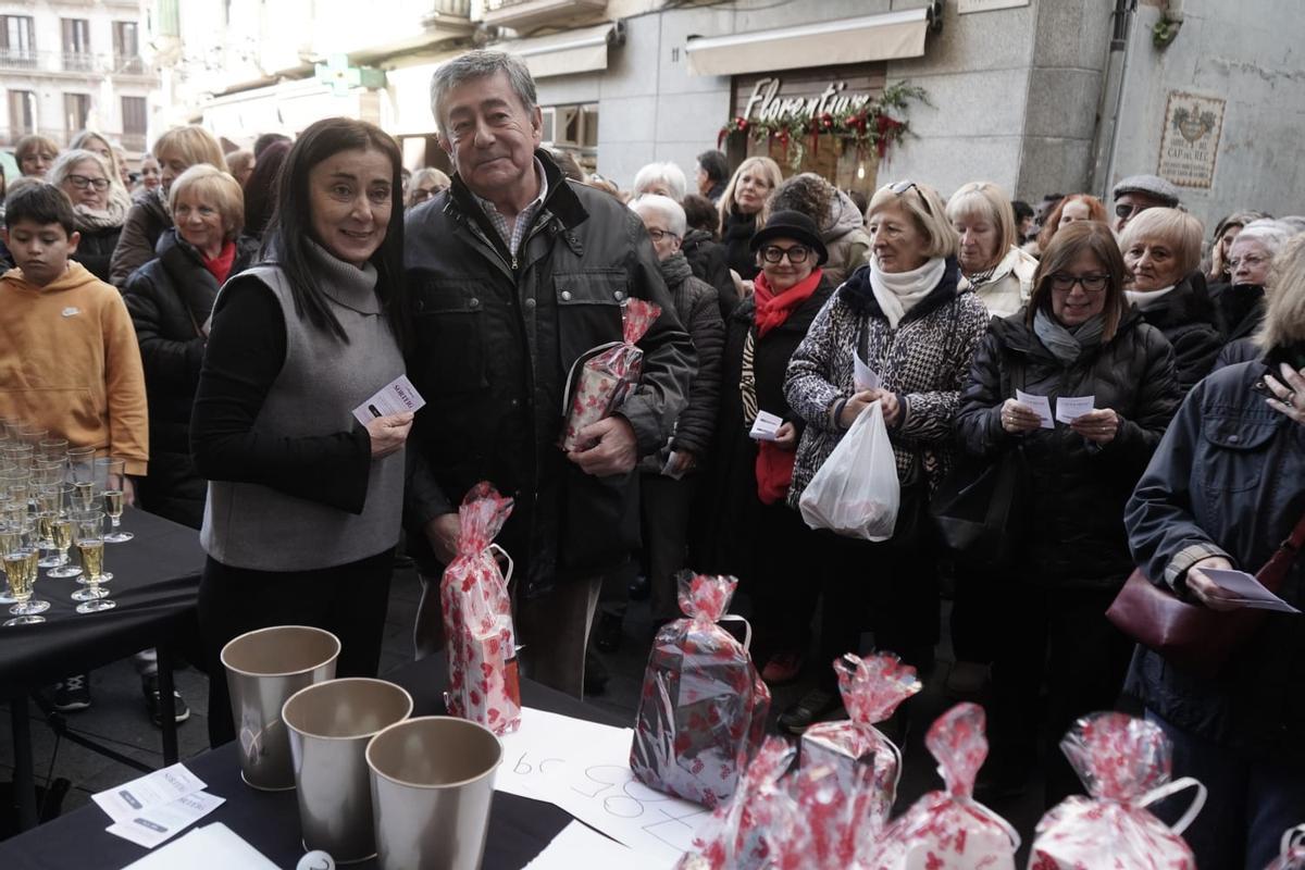 Regina amb una de les persones que s'ha endut un lot de productes en el sorteig