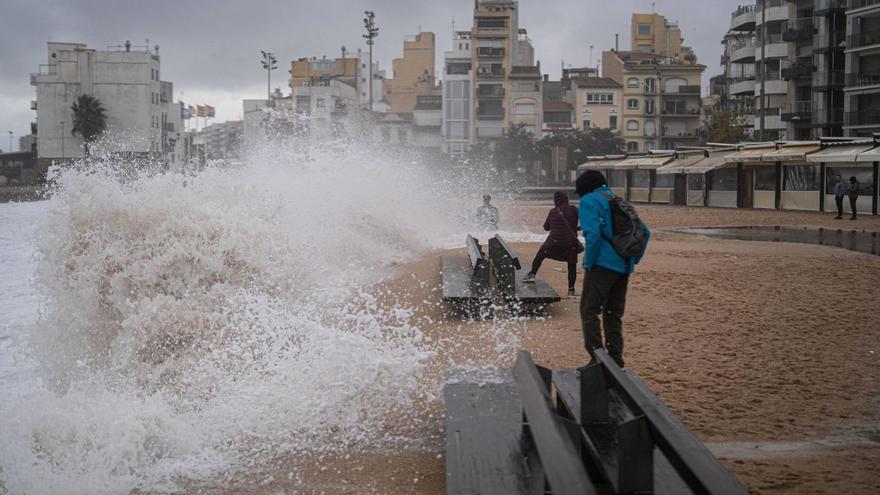 Les onades trenquen al passeig marítim de Blanes (Selva), cobert per sorra de la platja, ahir. | ZOWY VOETEN