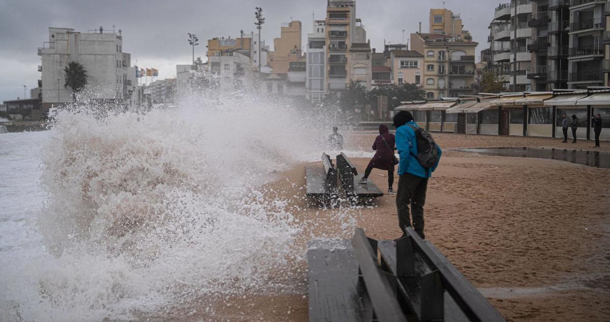 El temporal porta al límit la costa i el cabal dels rius a Girona i BCN