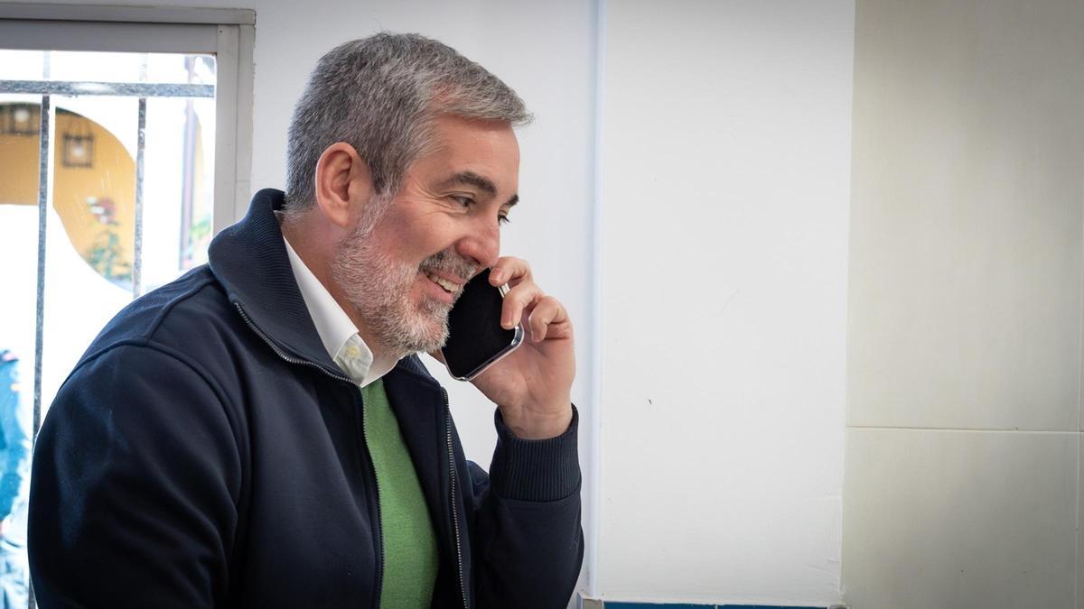 El presidente Fernando Clavijo recibe la noticia del viaje del papa a Canarias de parte de monseñor José Mazuelos.