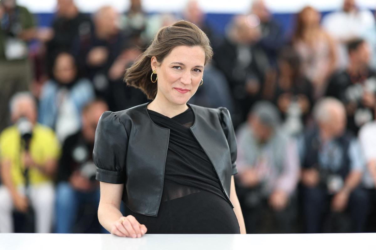 Carla Simón y el equipo de Romería posan en Cannes