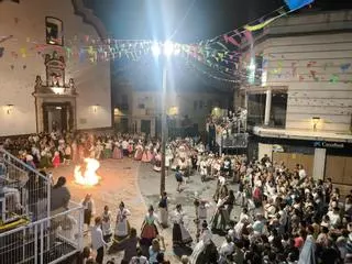 Canet se rinde a su tradicional "ball de plaça" pese a la lluvia previa