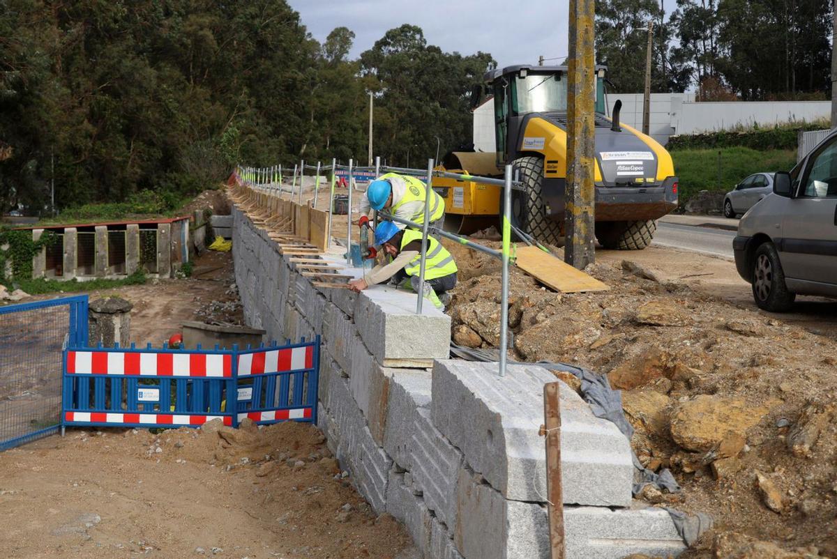 Trabajos de la senda peatonal en la PO-546, en la mañana de ayer. | Gustavo Santos