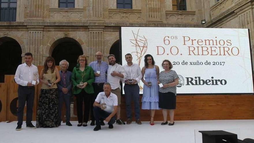 Los ganadores de la sexta edición de los premios de O Ribeiro: Mónica Fernández, Arsenio Paz, Sarah Jane Evans y Joan Gómez Pallarés, en las categorías honoríficas así como los responsables de El Yate, Bagos, A Mundiña, Ramón do Casar, Pazo Tizón y Elisa Collarte.  // J. Regal