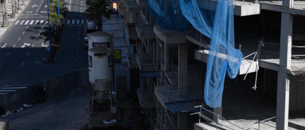 Edificio en construcción, cuyas obras han quedado congeladas.