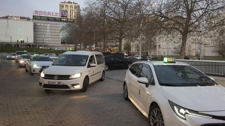 RadioTaxi lleva a mayores de Padre Rubinos a ver el alumbrado navideño en A Coruña