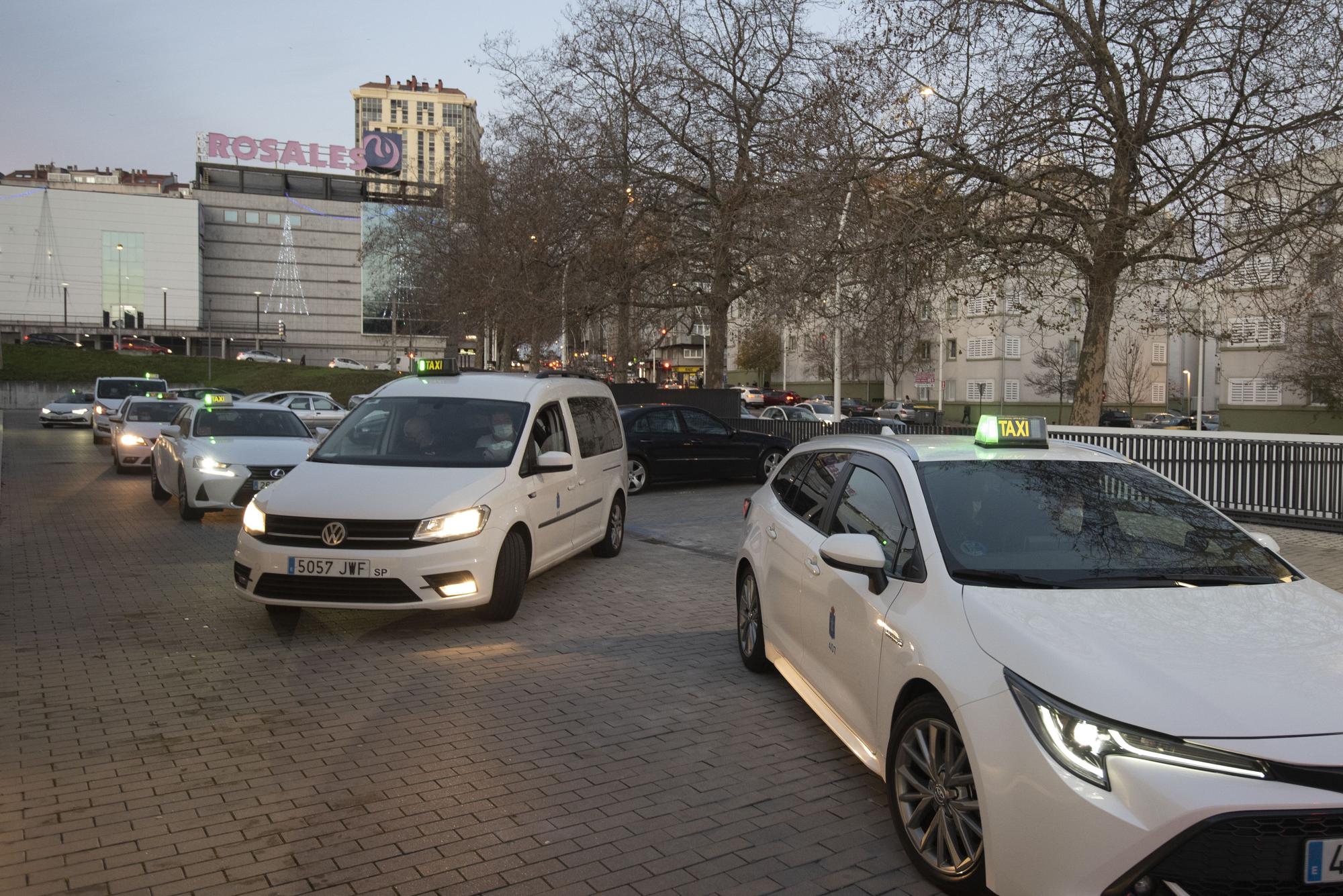 RadioTaxi lleva a mayores de Padre Rubinos a ver el alumbrado navideño en A Coruña