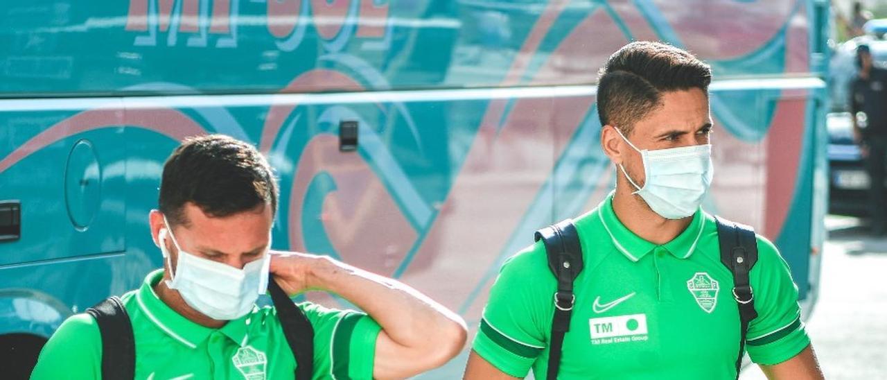 Los jugadores del Elche antes de iniciar un viaje