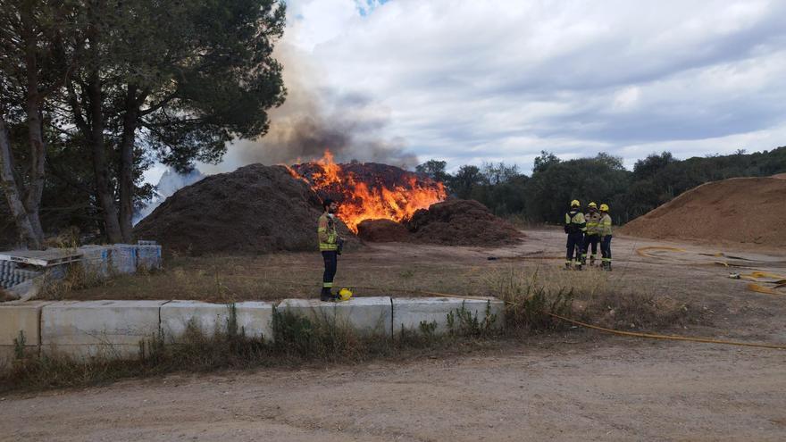 Cremen unes piles de restes vegetals a Palafrugell