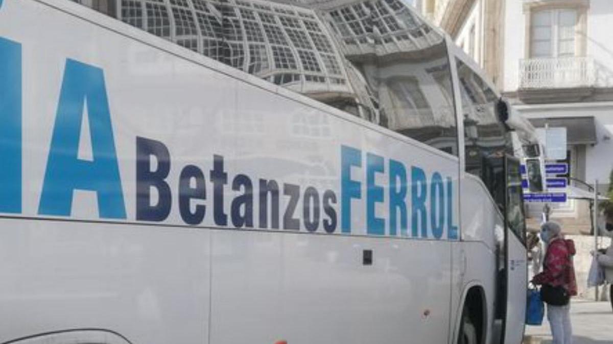 Autobús en Betanzos.   | // L.O.