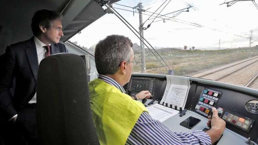 El ministro de Fomento, ayer, en el tren de pruebas. // Efe