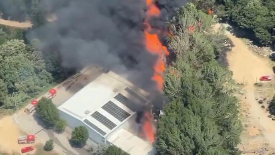 Un incendio quema el patio de una industria en Òrrius