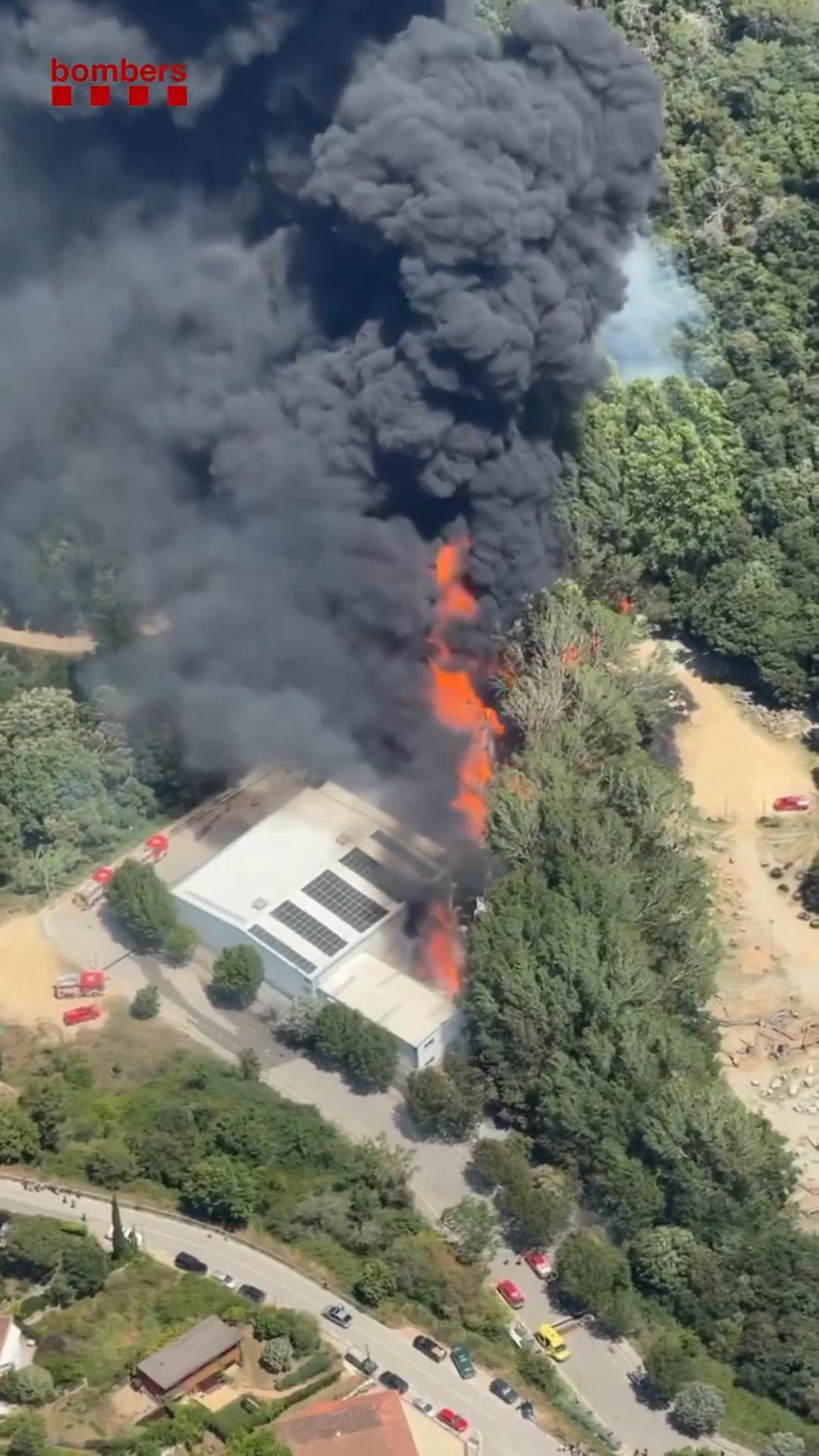 Un incendio quema el patio de una industria en Òrrius