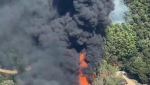 Un incendio quema el patio de una industria en Òrrius