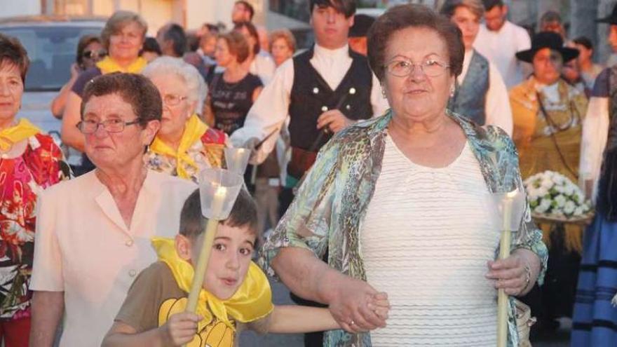 Participantes en la procesión portando velas hasta el puerto de Aguete. // Santos Álvarez