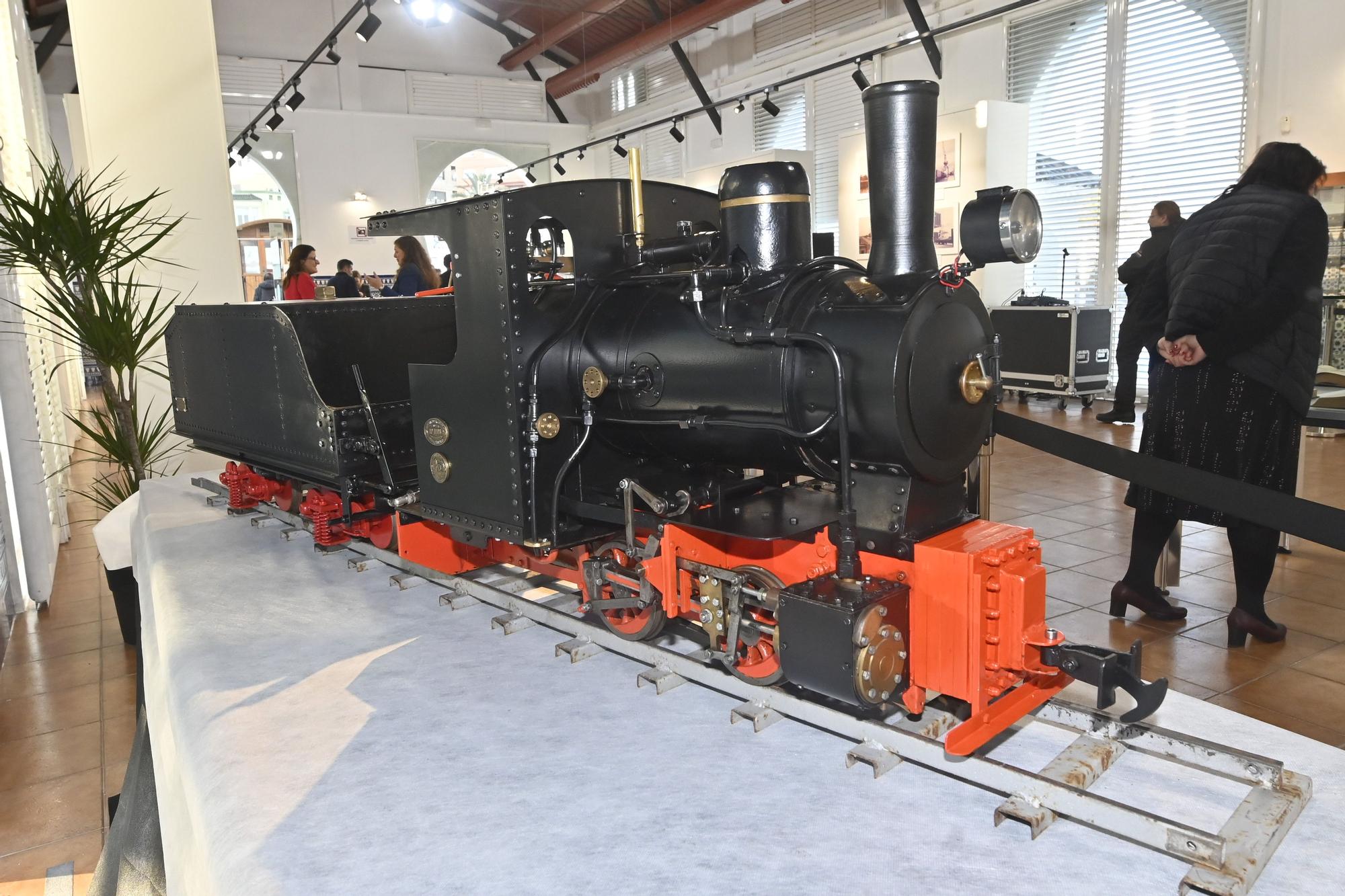 Maqueta de la exposición. Fabricada en Alemania por Krauss y Cia., es una locomotora similar a la locomotora 'Grao', empleada en el Ferrocarril de les Serretes. Foto: Manolo Nebot