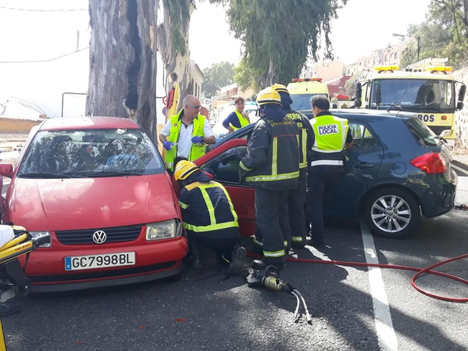 Una mujer queda atrapada en un vehículo tras un accidente en Santa Brígida