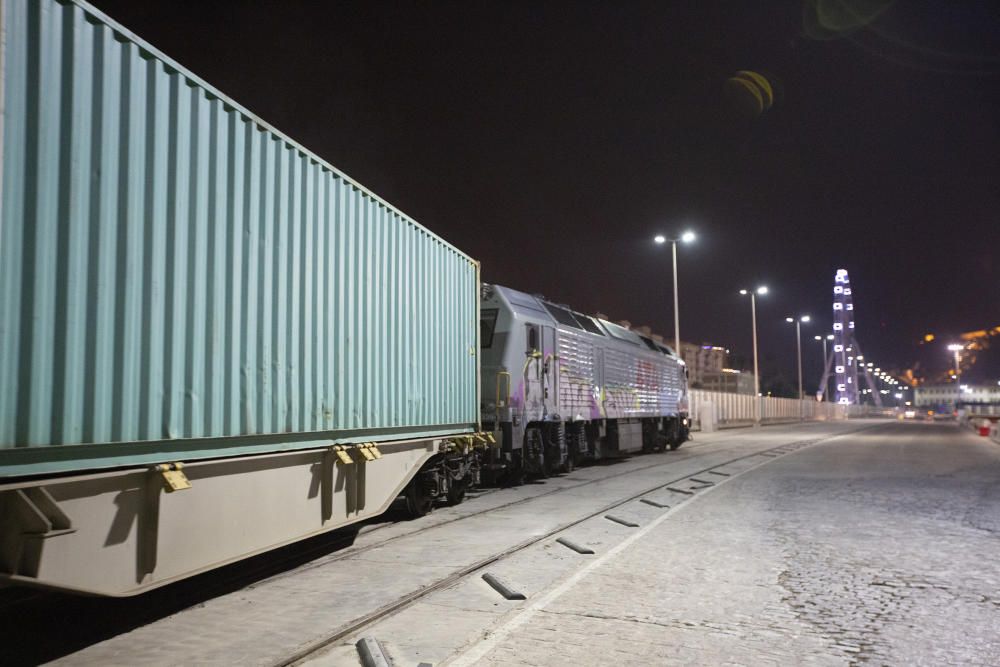 Llegada del tren al puerto de Málaga.