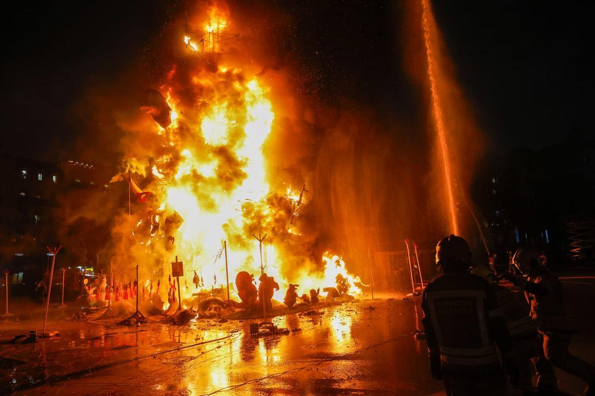 La Cremà de la falla municipal de València, en imágenes