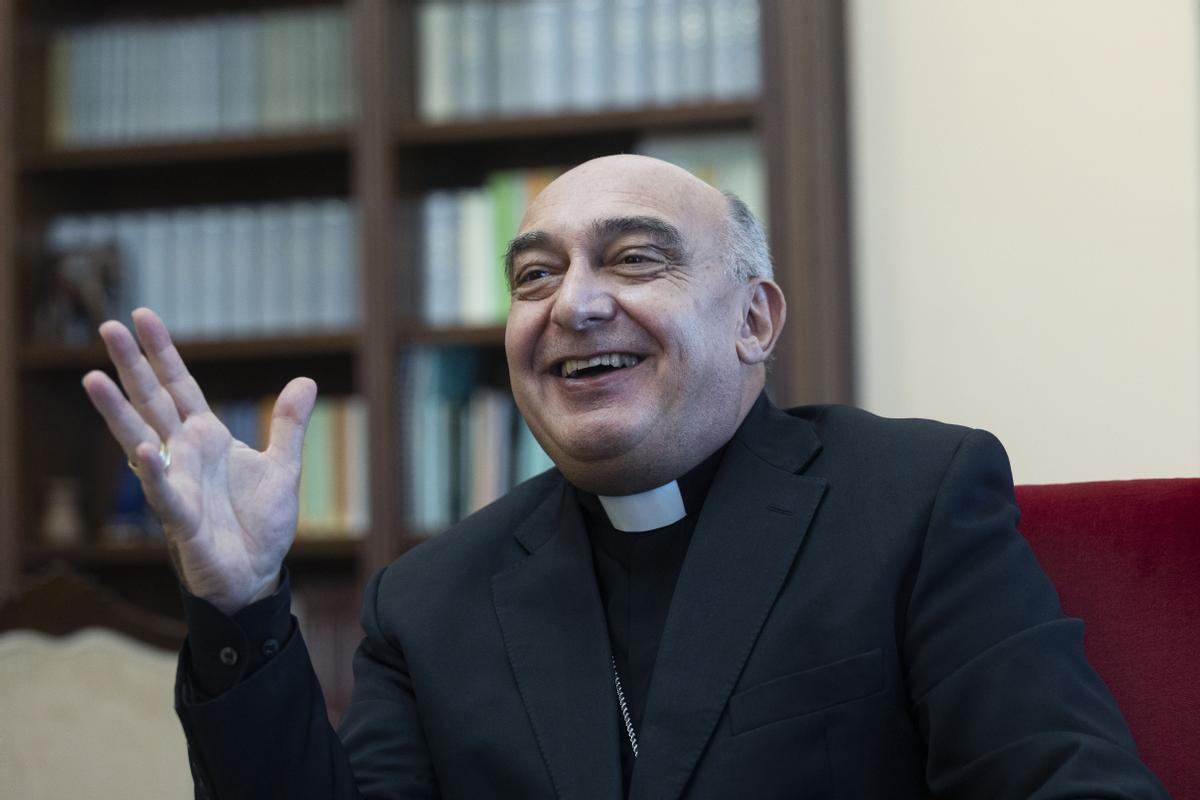 El nuevo arzobispo de València durante la entrevista en el Palacio Episcopal de Tortosa