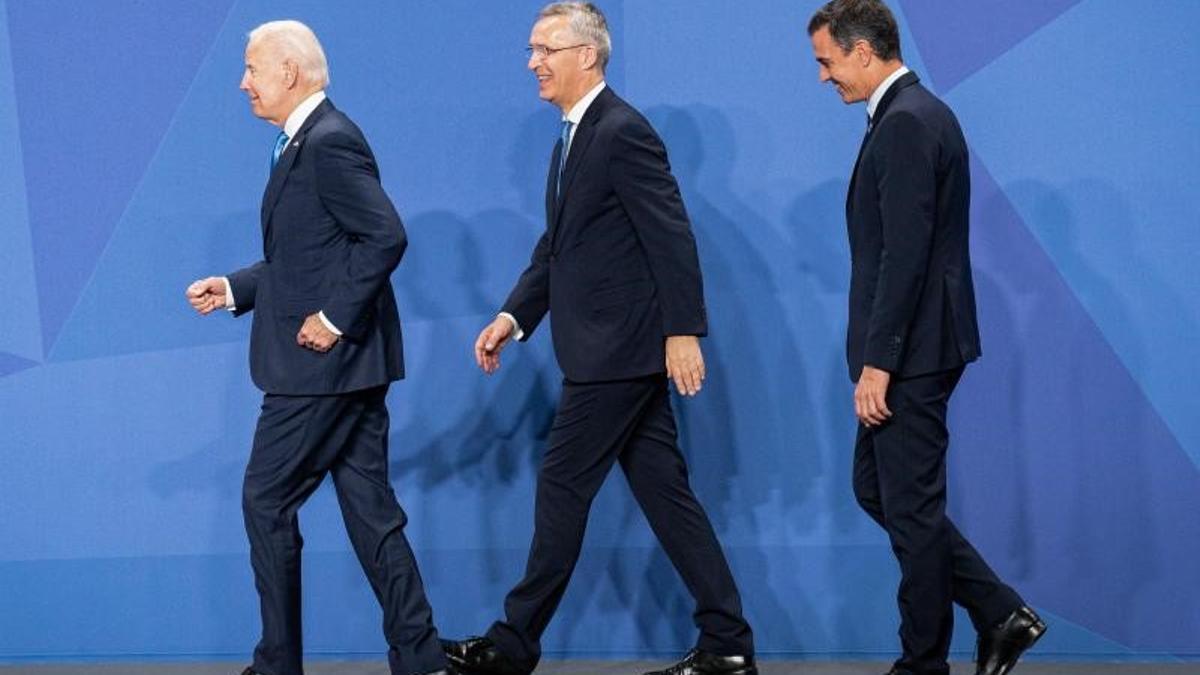 El presidente de EEUU, Joe Biden (i); el secretario general de la OTAN, Jens Stoltenberg (c), y el presidente del Gobierno, Pedro Sánchez (d), el pasado 29 de junio de 2022, en la jornada inaugural de la cumbre de la Alianza, en el recinto ferial Ifema, en Madrid.