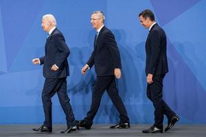 El presidente de EEUU, Joe Biden, el secretario general de la OTAN, Jens Stoltenberg, y el presidente del Gobierno, Pedro Sánchez, en la jornada inaugural de la cumbre de la OTAN, en Madrid.