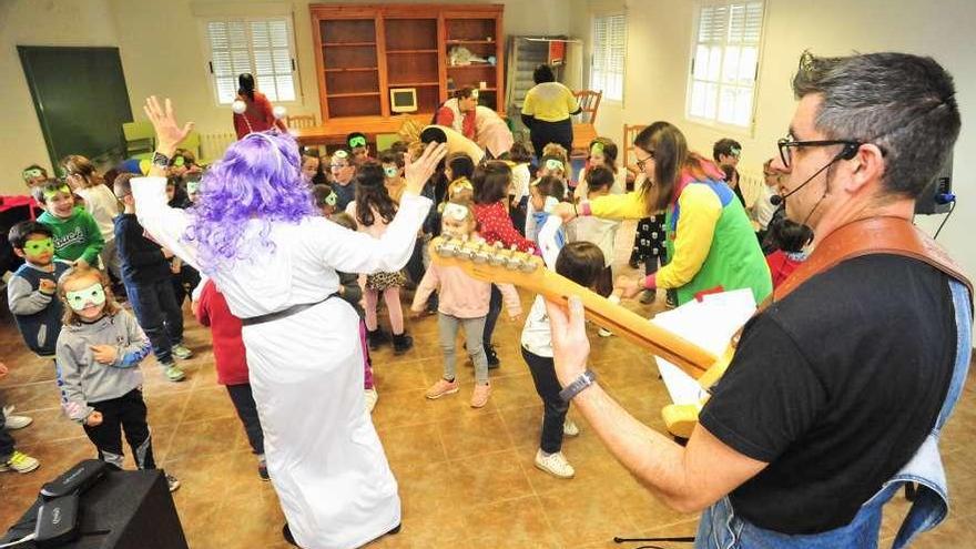 Los alumnos del CRA de Ribadumia, ayer durante una actividad sobre alimentación saludable. // Iñaki Abella