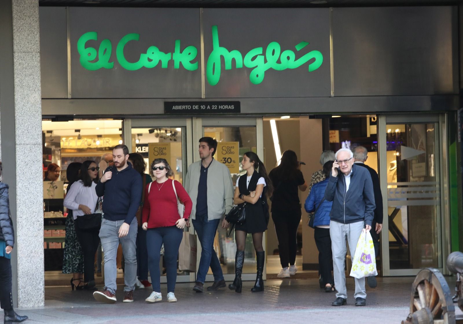 Mucha gente pero pocas bolsas en los comercios en una nueva apertura en festivo