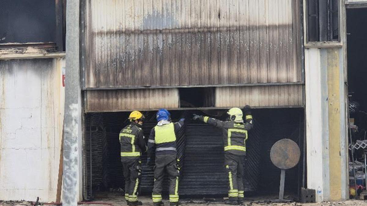 Bombers de Mallorca entran en la principal nave afectada por el incendio en el polígono de Binissalem.